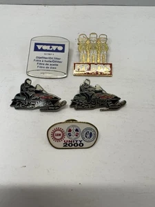 Vintage Pinback/Hutnadel 5 Stück Pep Boys UAW Schneemobil Volvo - Bild 1 von 2