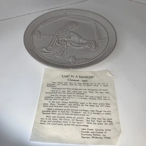 Frankoma 1969 In einer Krippe gelegt Weihnachten Krippenteller weiß sand John Frank - Bild 1 von 12