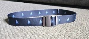 Croakies Corte a Ajuste Azul Velero Plata Hebilla Ajustable Cinturón Web 40" Largo - Imagen 1 de 3