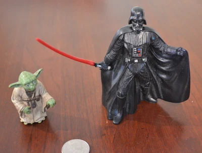 LOTE 2 2004 STAR WARS DARTH VADER 4.5" FIGURA LUCAS PELÍCULAS ANAKIN SKYWALKER YODA Foto 1 de 4