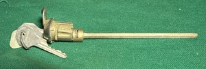 VINTAGE NOS 50s 60s STUDEBAKER C&K MODELS DOOR LOCK WITH 2 STUDEBAKER LOGO KEYS - Bild 1 von 4
