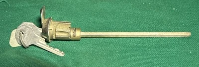 CERRADURA DE PUERTA VINTAGE AÑOS 50 60 MODELOS STUDEBAKER C&K CON 2 LLAVES LOGO STUDEBAKER Foto 1 de 4