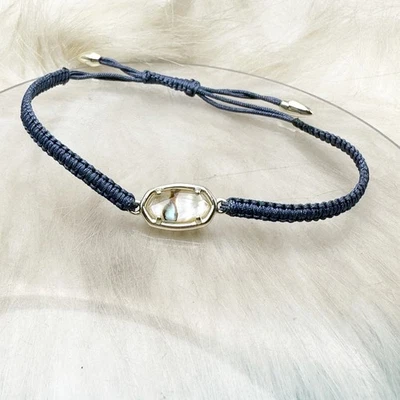 Pulsera Kendra Scott Grayson Azul Marino Cordón Trenzado Placa Dorada Madreperla Foto 1 de 4