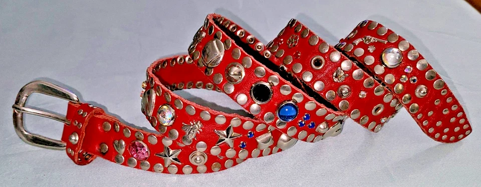 Cinturón de cuero rojo adornado con dijes tachonados, corazón estrella mosca pistola botas tigre Foto 1 de 4