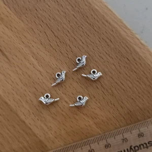 5pcs tiny Antique Silver Alloy Bird Charms 3D Detailed Birds AUS Free Postage - Picture 1 of 3