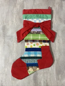 Edredón de retazos vintage hecho a mano medias de Navidad con arco cabaña de troncos cabaña - Imagen 1 de 5