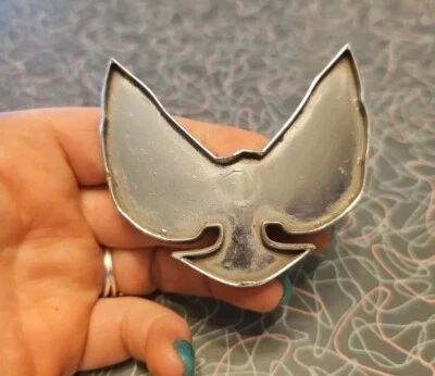 Pontiac Firebird 1974 1975 1976 transmisión AM T/A GM emblema 493280 falta inserto  Foto 1 de 4