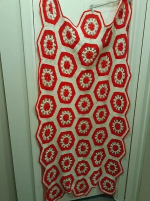 Tiro de ganchillo/afgano (32 x 72); rojo/blanco; bordes hexagonales NUEVO (baja de precio) Foto 1 de 4