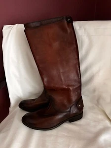 New Frye MELISSA BUTTON BACK ZIP BOOT 3471368 Wide EXT Cognac Sz 7 B MSRP $388 - Bild 1 von 9