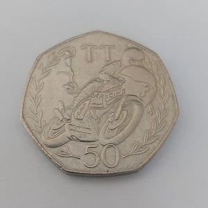 Moneda grande de 50 peniques 1981 Isla de Man TT Races caza de monedas (circulada) - Imagen 1 de 2