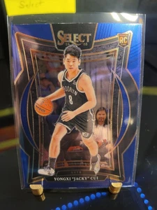 2024-25 Panini Select #94 Yongxi "Jacky" Cui Blu - Foto 1 di 2