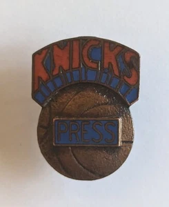 1970’s Original Vintage New York Knicks Press Pin - Picture 1 of 2