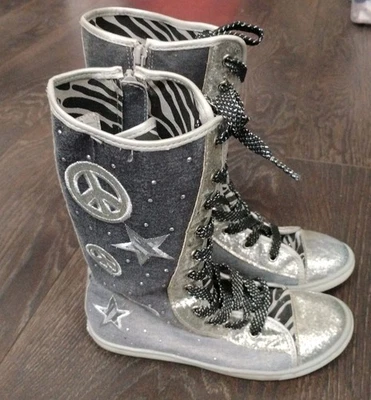 Botas Justice Talla 3 Juveniles Gris/Plateado Brillo Metálico Cremallera Signo de la Paz Estrellas Foto 1 de 4