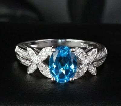 Anillo de compromiso de diamantes y topacio azul corte ovalado de 1,85 quilates de oro blanco de 14 quilates Foto 1 de 4