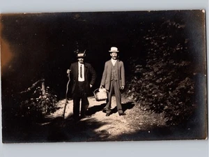 Cesta de mimbre c1910 Dapper hombres en el bosque trajes de caña Dapper RPPC foto real - Imagen 1 de 2