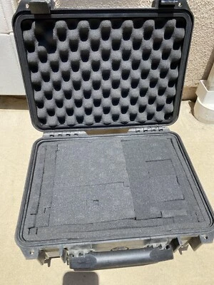 Estuche rígido impermeable Pelican 1450 con inserciones completas de espuma negra para cámara de video Foto 1 de 4