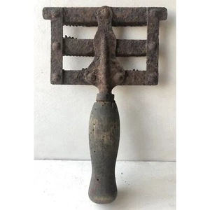 Antique Horse Grooming Curry Comb Brush Rusted Patina Green Wood Handle Barn - Picture 1 of 12