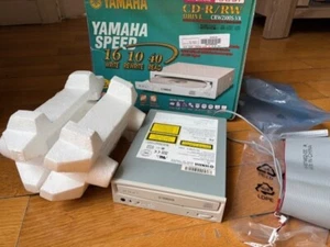 Vintage Yamaha CRW2100S SCSI 16x 10x 40x CD-ROM CD-R CD-RW Laufwerk Top Zustand - Bild 1 von 19