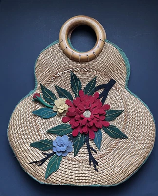 Bolso de paja mexicano cosido a mano de la década de 1940 con flores de fieltro 3D y asas de madera Foto 1 de 4