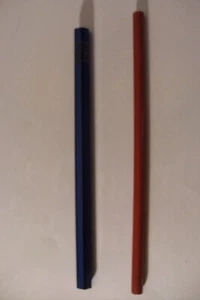 deux crayons entiers a tailler -- un bleu - un papier -- - Picture 1 of 4
