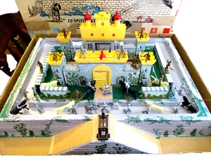 Vintage MARX Toys Mittelalterliche Burg Blech Litho Spielset in OVP 33,5"x27,5" - Bild 1 von 13