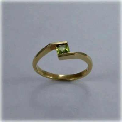 Anillo de compromiso solitario de peridoto natural corte princesa de 0,50 quilates oro amarillo de 14 quilates 8 Foto 1 de 4