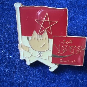Vintage 1992 Barcelona Mascota Olímpica Cobi Bandera Marroquí Pinback Coca Cola - Imagen 1 de 6