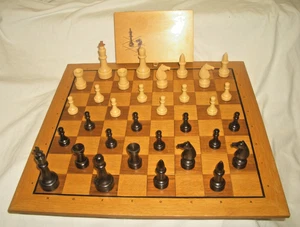 Schach Schachfiguren Figuren hell + braun Holz + Kästchen + Schachbrett – Sammle - Bild 1 von 24