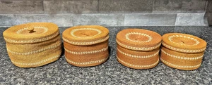 Vintage Set di 4 cesti nido intrecciati con coperchi arancio-ish, marrone chiaro fatti a mano, -EUC - Foto 1 di 24