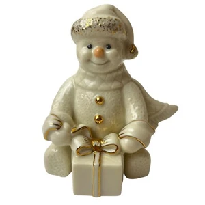 Lenox Weihnachtsdeko "Schneegeschenk" sitzender Schneemann mit Geschenk Goldrand - Bild 1 von 5