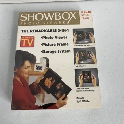 Visor de fotos Showbox tiene capacidad para 40 fotos de 3,5"x5", cajón deslizable blanco suave ¡Nuevo! Foto 1 de 3