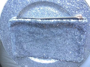 TRES JOLIE TROUSSE DE MAQUILLAGE EN SEQUIN ARGENTER - Bild 1 von 1