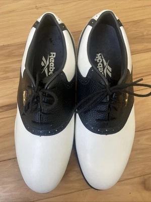 Un par de botines de golf Reebok blancos/negros. Talla 7,5 X de ancho. Defecto menor Foto 1 de 4