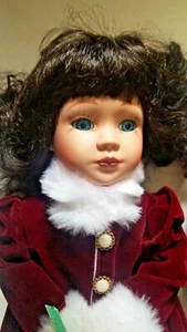 Puppe Porzellan Holiday Traditions mit Barett Hut mit Stechpalme Ornament  - Bild 1 von 11