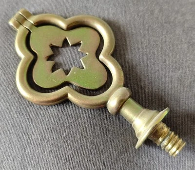 ANTIQUE HORSE BRASS SWINGER - RARE STAR IN QUATREFOIL PATTERN - Image 1 of 4