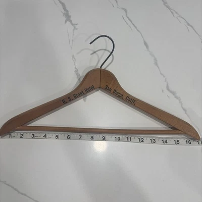 De colección U.S. Grant Hotel San Diego CA Ropa de Madera Pantalón Traje Percha Foto 1 de 2