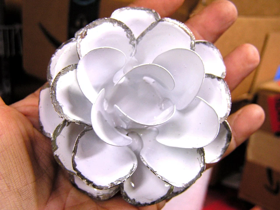 Cabeza grande de flor de rosa de metal, blanco envejecido para acento, adorno, artesanía Foto 1 de 1