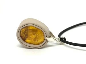 Amber Pendant on Cord Natural Baltic Sea Amber Bead Necklace Ladies 5,3g 18822 - Picture 1 of 14