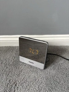 Philips Alarm Clock/ Radio (AJ3231/05) - Mirror Finish - AM/FM and AUX - Working - Picture 1 of 8