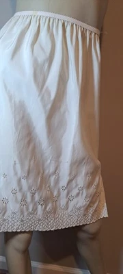 Años 60 De Colección Xs Tafetán Poli Nylon Mezcla Blanco Medio Deslizamiento Ojales Bordados Encaje Foto 1 de 4