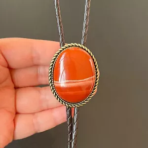 Collar de boda con cuerda de cuero vaquero con base de bronce de jaspe rojo natural para hombre - Imagen 1 de 8