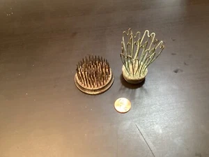 2 kleine Vintage Blumenfrösche 1 Stachel und 1 Haarnadel blaues Band - Bild 1 von 14