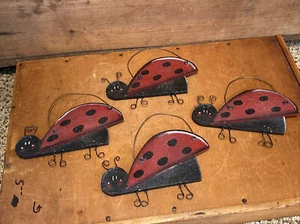Lote de 4 adornos de jardín Ladybug de madera pintados a mano hechos a mano - Imagen 1 de 6