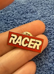 Spilla da bavero cappello smaltato rivista RACER vintage 1/2” X 1 1/8” 53 - Foto 1 di 1