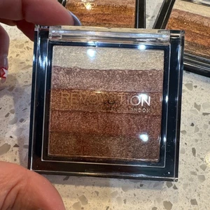 Revolution Highlighting Palette With Light + Dark Bronze White Gold Pink Shimmer - Bild 1 von 3