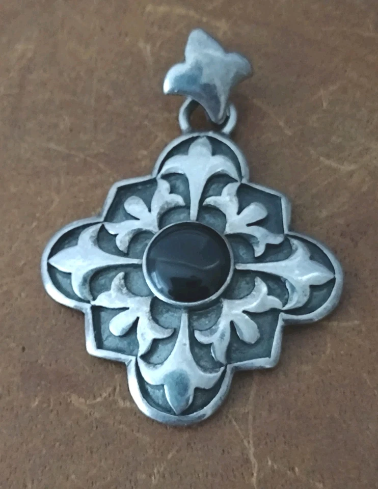 Colgante medallón gótico flor de lis, cruz de motociclista vintage de plata de ley 925   Foto 1 de 4