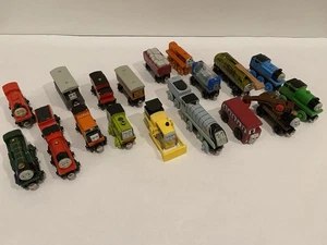 20 Stück Thomas der Zug Holzeisenbahn Konvolut Züge Wagen Panzer Lok #1 - Bild 1 von 5