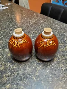 HTF Vintage Hull "Provincial " Salt & Pepper Shakers Mint - Bild 1 von 3