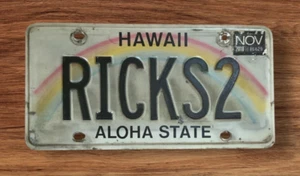 HAWAII GRAFIK REGENBOGEN VANITY AUTO NUMMERNSCHILD " RICKS 2 " RICK RIK RICHARD - Bild 1 von 1