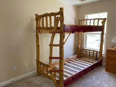 Juego de rieles superiores de escalera con literas dobles de tronco macizo de cedro rústico marco completo pie de cabeza Foto 1 de 4